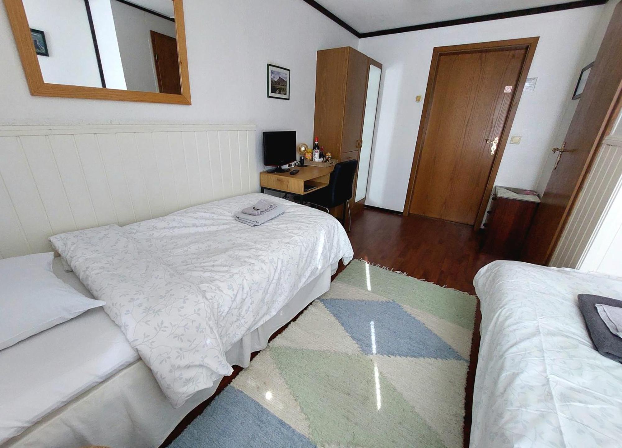 Cronin'S Guesthouse Bed & Breakfast Хейнола Экстерьер фото
