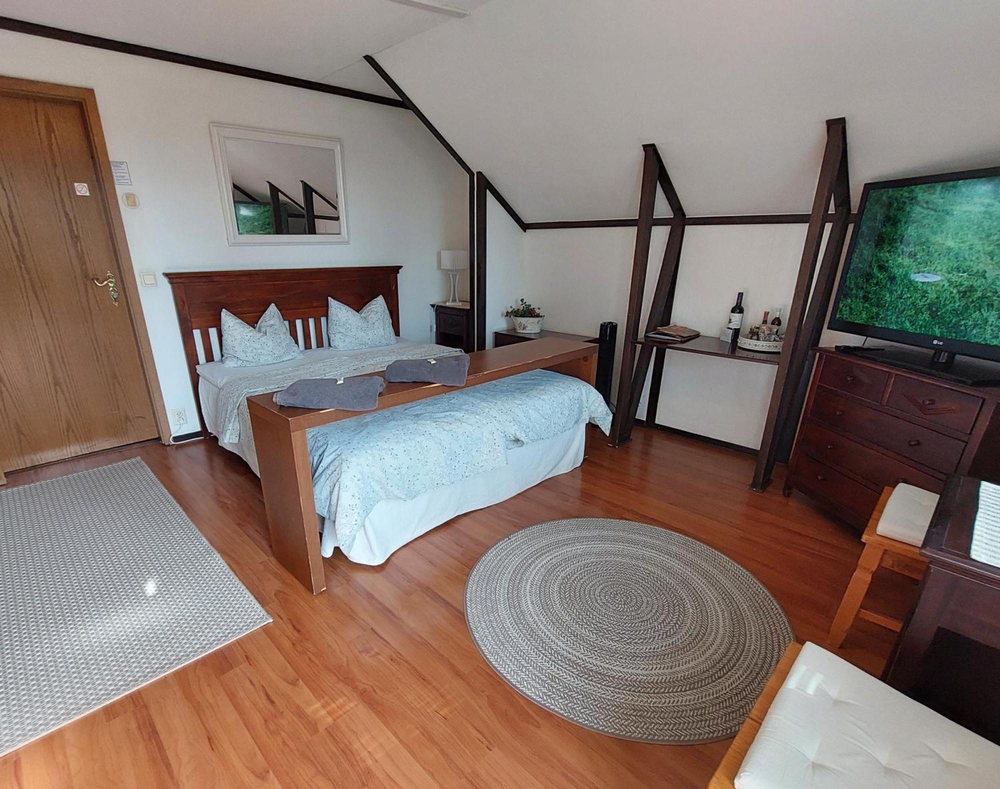 Cronin'S Guesthouse Bed & Breakfast Хейнола Экстерьер фото