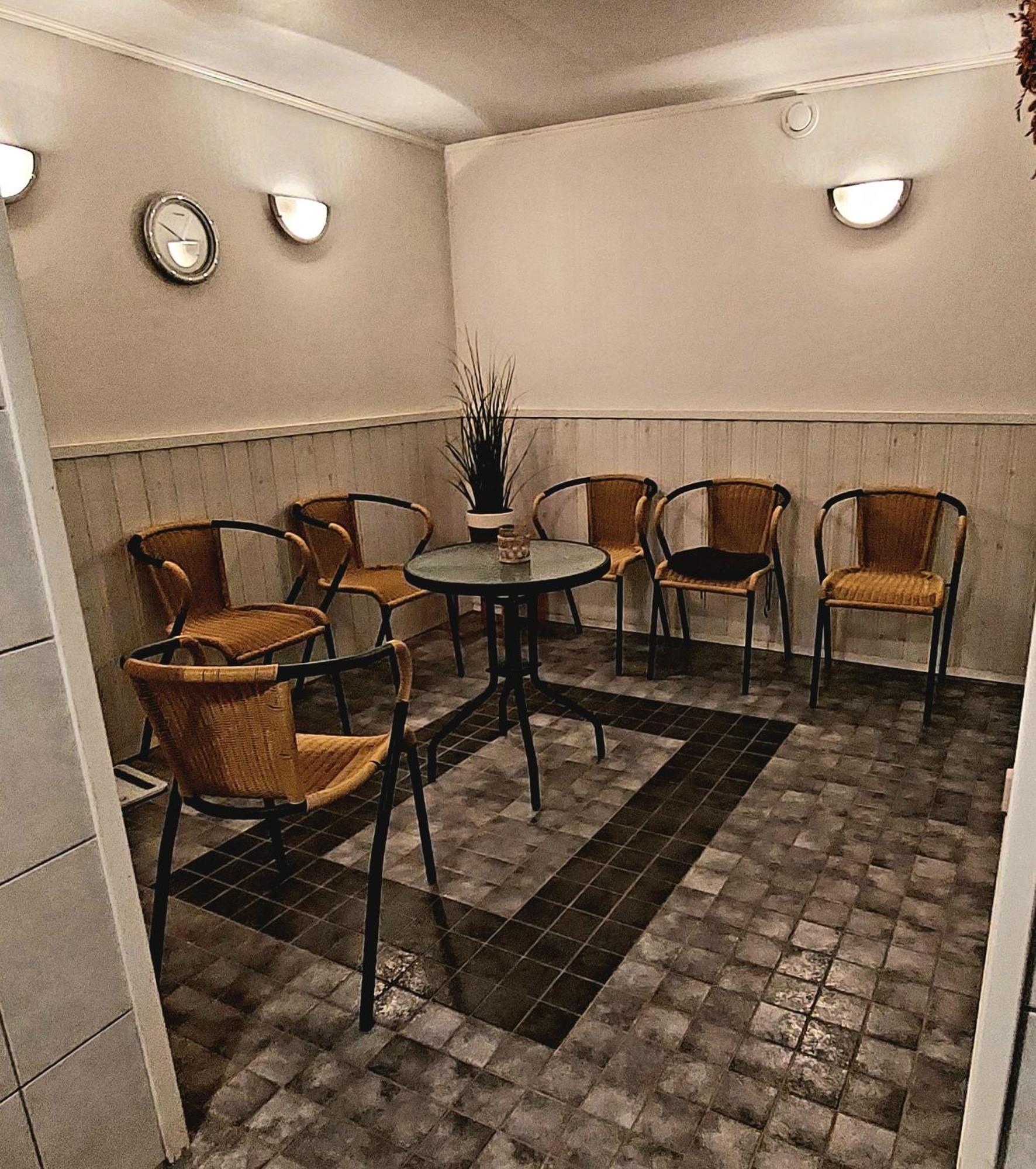 Cronin'S Guesthouse Bed & Breakfast Хейнола Экстерьер фото
