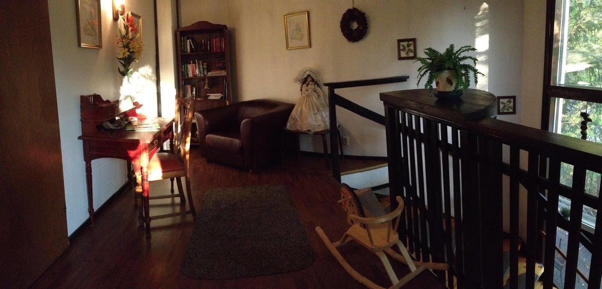 Cronin'S Guesthouse Bed & Breakfast Хейнола Экстерьер фото